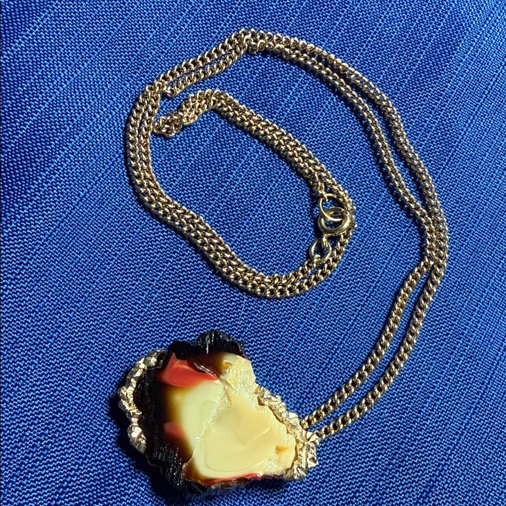 Sarah Coventry Elegant Gold and Cream Pendant Necklace